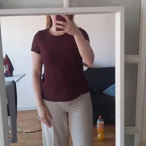 Bordeaux-red sheer t-shirt - M - Jacqueline De Yong - Bordeaux-red short sleeved shirt with a flowery-petal sheer pattern - very figure flattering