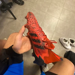 Adidas fotbollskor Storlek 42 - I god skick, använt en hel säsong bara Säljer bara för dem blev lite för småla annars är dem tvär sköna  Ny pris 2299kr Mitt pris 1,300kr