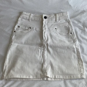 Jeanskjol  - Somrig kjol från Bershka som tyvärr är för lite för mig. Väldigt snygg och unik som kan matcha allt😇 Vit med lite svarta detaljer! 