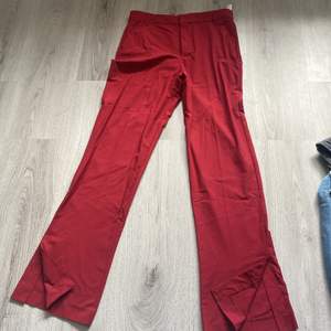 Jätte sköna röda byxor från zara, helt oanvända köpte för ca 399kr i storlek s. Pris kan diskuteras 