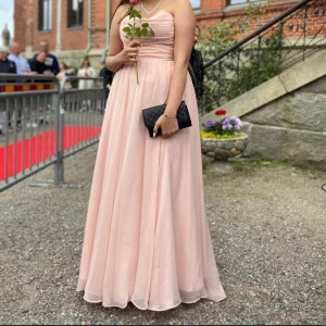 Balklänning  - Finaste balklänningen, använd en gång!  Priset kan självklart diskuteras ❤️ köpt för 2000 ❤️ köparen står för frakt