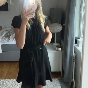 Mikaela Kors klänning - Svart michael kors klänning med volang💗 Andvänd ett fåtal gånger 