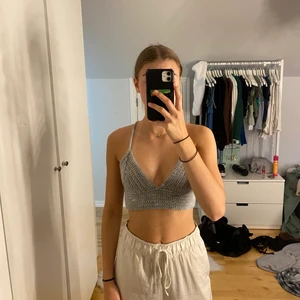 Grå virkad topp - Grå virkad topp som passar storlekarna S-M, 80kr+frakt. Kolla gärna in det andra jag säljer! 