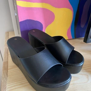 Snygga platå klackskor - Helt oanvända SUPERSKÖNA klackskor i storlek 36, säljer då de inte kommer till användning!