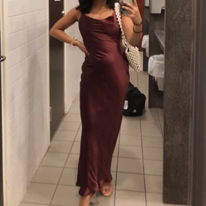 Satinklänning  - Vinröd satinklänning med korsrygg/öppen rygg i jättefint skick! (Använd en gång)  Nypris 600 kr 