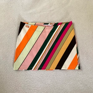 Miss Sixty-kjol - Så fin lågmidjad randig minikjol från Miss Sixty! Är i stl L men är som XS/S, midjemåttet är 76 cm och längden 33 cm (uppsydd) ❤️‍🔥