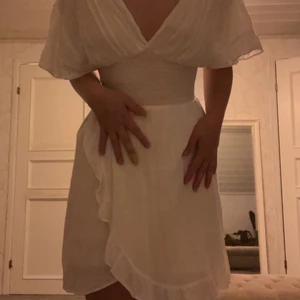 Vit klänning  - Vit klänning från stradivarius som passar perfekt nu till sommaren! Säljer då jag har andra liknande. Strl S men den är väldigt elastisk i midjan så borde passa både större och mindre storlekar också! Liten reva i tyget (bild 3) men syns knappt!