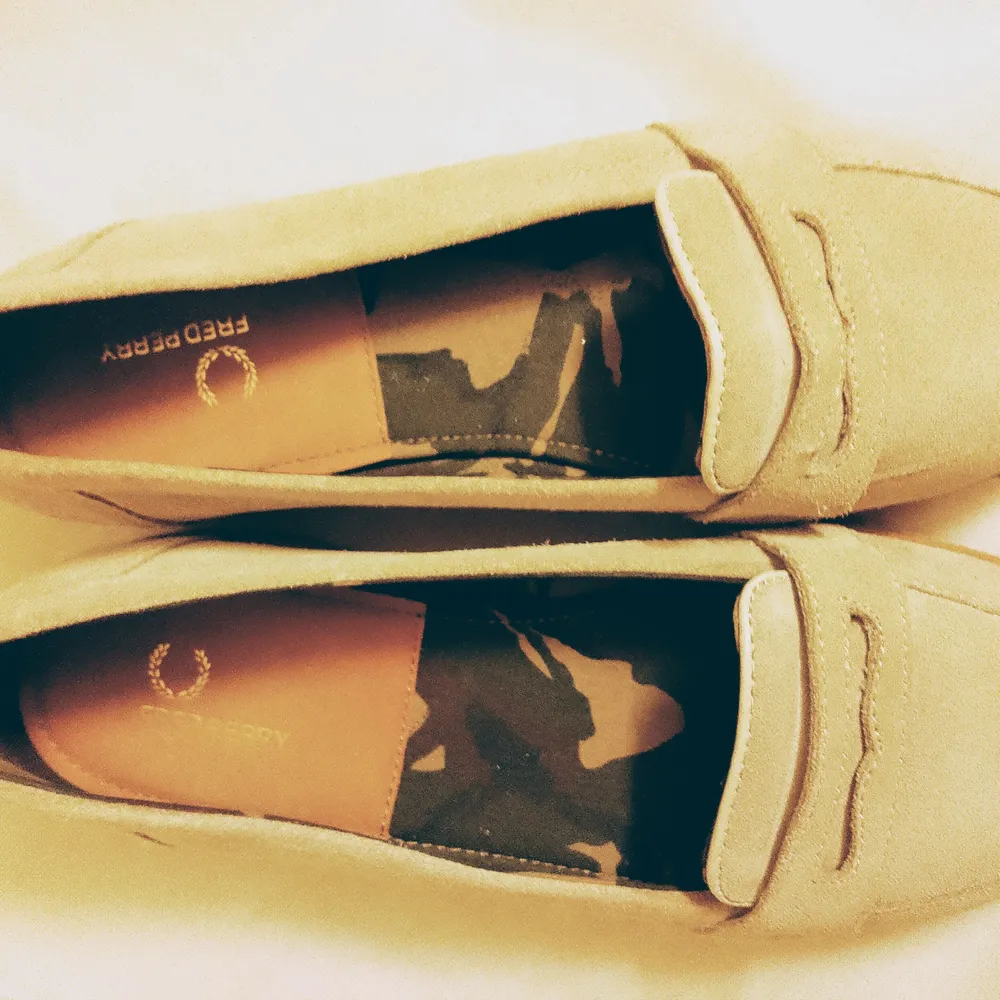 Loafers fr Fred Perry använda en gång så i nyskick, strl 38, dom är i beige mocka  200kr. Skor.