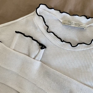 vit långärmad tröja - fin långärmad tröja från Zara med svarta detaljer runt slutet på armarna och halsen. strl S men passar xxs-m beroende på hur man vill ha passformen. i bra skick, endast lite nopprig som enkelt tas bort. köparen står för frakten (29kr) 💞