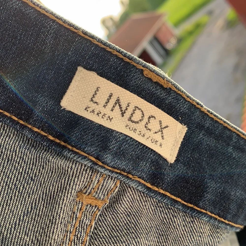Snygga bootcut jeans i en trevlig färg. Tyvärr kommer de inte till användning hos mig. En defekt i form av ett hål på vänstra benet (insida), därav pris. Skriv vid frågor! 💓. Jeans & Byxor.