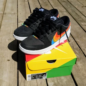 Nike SB Dunk - Polaroid - Storlek 41, US8. Skick 8/10. Använda ett par gånger.  Skickas med alla extra snören. Originalboxen är lite skadad i ena hörnet. 