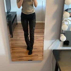 Revolution Race  - Säljer nu mina revolution race byxor då dom inte kommer till användning. Dom är väldigt sparsamt använda och i väldigt fint skick. Ord. pris 799