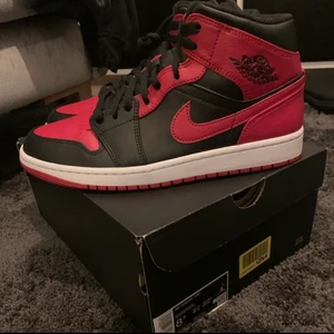 Jordan 1 mid banned - Dom här är använda en gång (inget som syns) creasing skydd följs med och box. Storlek 42.