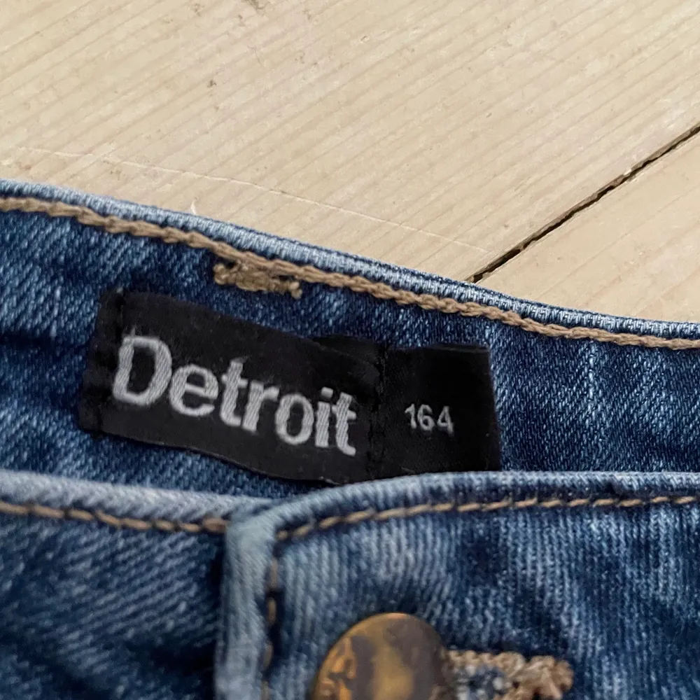 INTRESSEKOLL på dessa shorts från detroit som är lowrise. Dem är i bra skick och storlek 164.. Shorts.