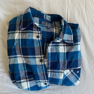 Blå skjorta - Fin blå skjorta som är perfekt nu till hösten! Jag minns inte vart den är köpt💕