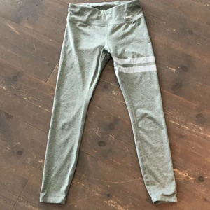 Träningsbyxor  - Ett par gröna stronger byxor. Säljer för att jag aldrig använt dom. Byxan har en ficka där bak som du kan ha telefonen osv. Köparen står för frakt. Pris kan diskuteras 