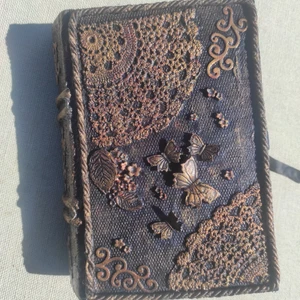 Book Box  - Whether as a practical organizer for small treasures, gift packaging for small gifts as a utensil box for monetary gifts or vouchers for storing small treasures or simply as a decoration  This book is ideal for storing small items such as jewell