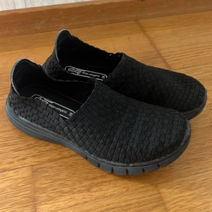 Skor - Säljer dessa sköna och fina skorna, de är inte använda de är helt nya, de är i storlek 38,säljer de för 300+frakt men kan även mötas upp.