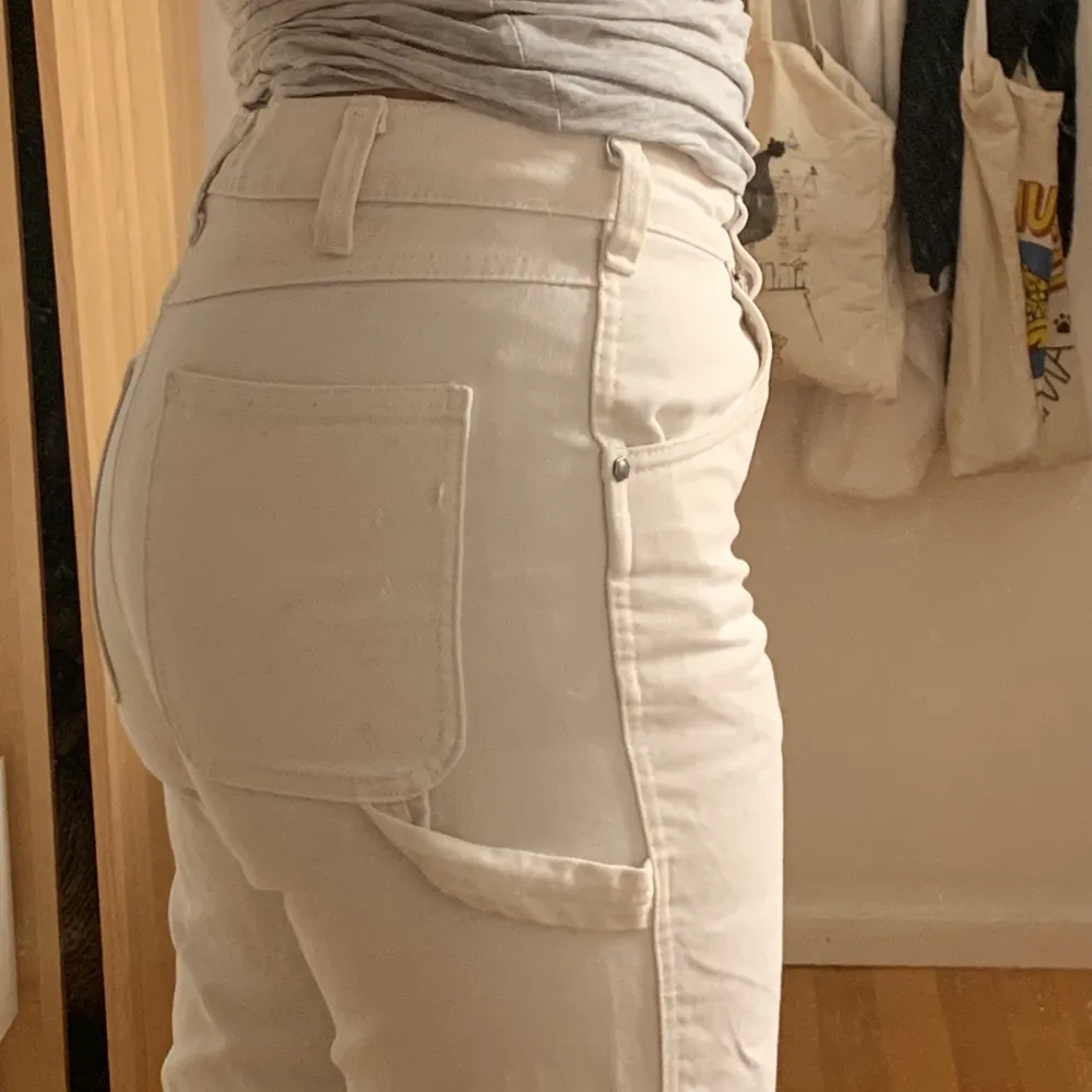 Bra skick då dom endast är använda en gång. Säljer dom för att jag skulle velat ha en större storlek. Annars är materialet bra och dom är bekväma. . Farkut & Housut.