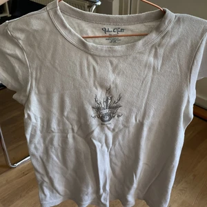 T-shirt med tryck  - Denna t-shirten är ifrån brandy Melville. Bra skick kan se lite urtvättad ut. Säljer pga inte min stil😇