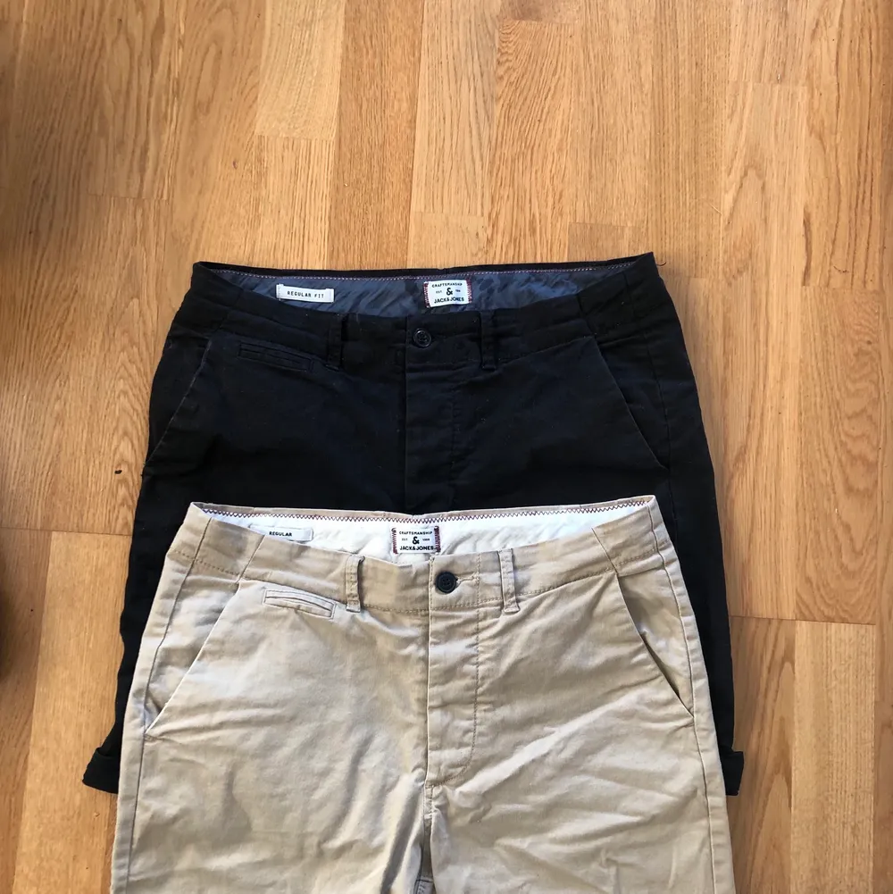 Perfekta shorts för sommaren. Ett par svarta och ett par beiga chinos. Köp båda för 200kr. Skick 9/10🤝 (köpare står för frakt) . Shorts.