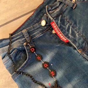 Blå D2 jeans  - Jag säljer de här blåa D2 jeansen då det är försmå för mig, det är i befintligt skick och nästan aldrig använda. Det är nästan helt nya. Storleken på jeansen är S