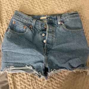 Jättesnygga levis shorts - Säljer då de inte kommer till användning!! Perfekt nu till sommaren, strl 26 🥰🥰 