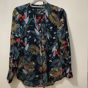 Blommig GinaTricot skjorta - Strl. 38 Har haft den i garderoben under ett långt tag. Bra skick, knappt använd.  100% Viskos, väldigt skönt material 10kr frakt. 