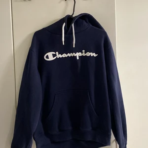 Hoodie från champion - Hoodie från champion i bra skick, storlek L