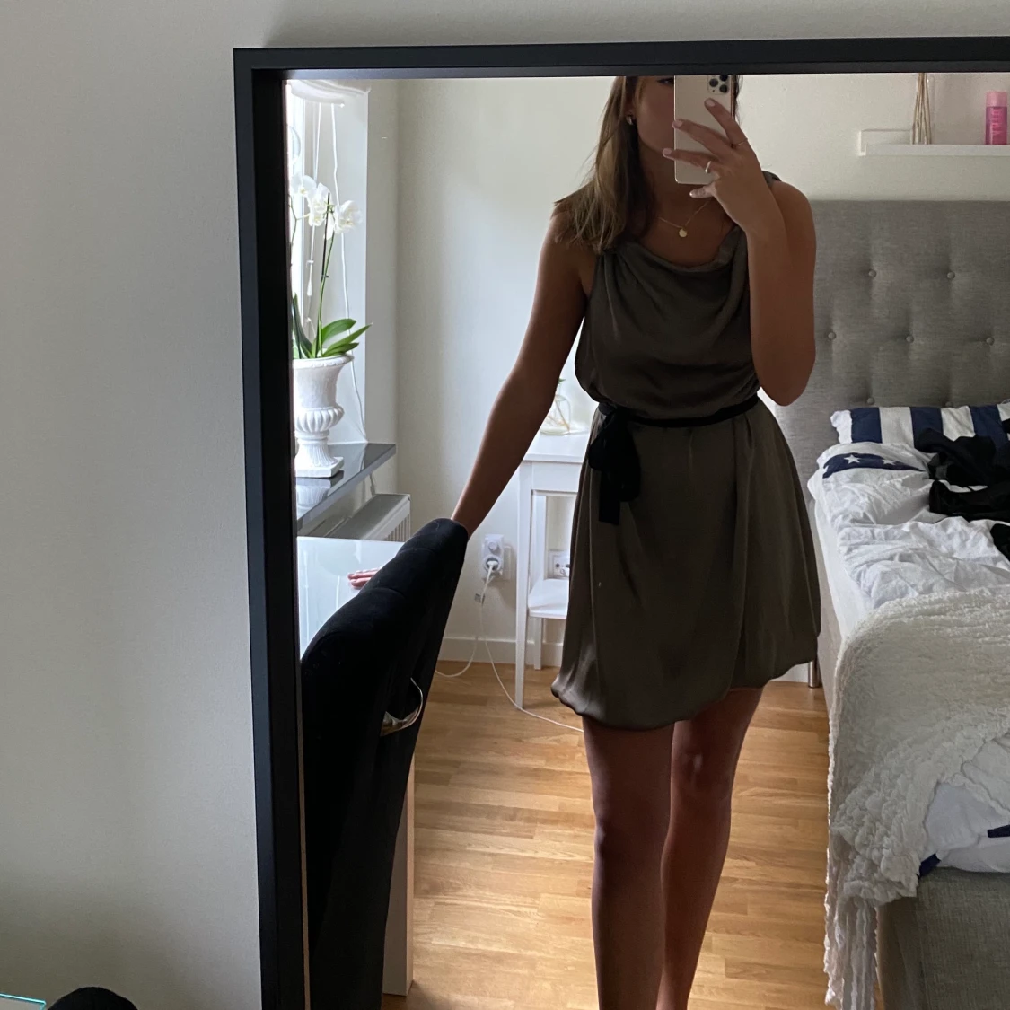 Klänning med skärp i midjan