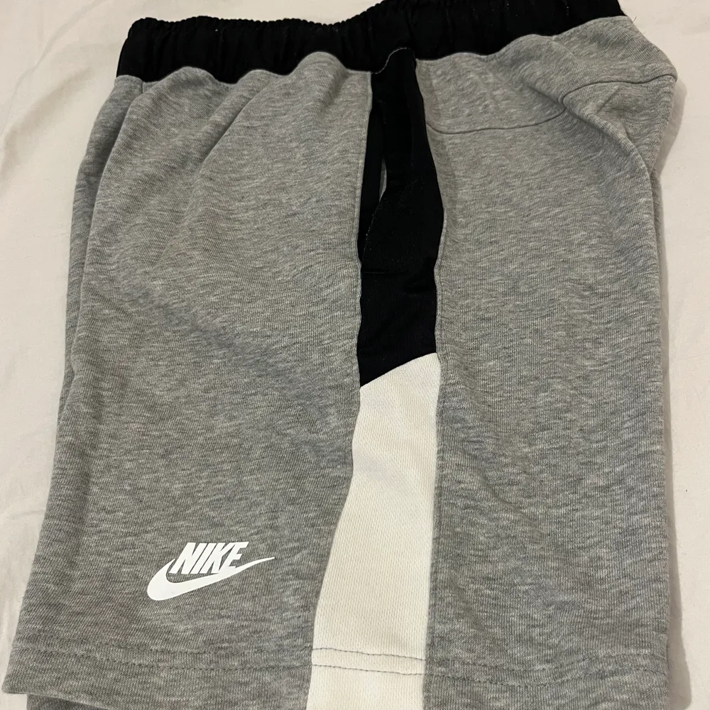 Nike shorts i grå storlek M i junior (137-147).. Shorts.