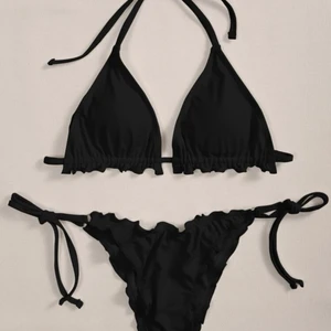 Bikini  - Helt oanvänd bikini i storlek XL. Väldigt liten i storlek så skulle säga att det passar en M bättre!