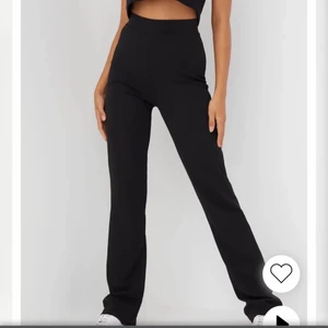 Svarta byxor  - Fina basic byxor från Nelly, passar till allt och man får så fina former i dom! Super sköna