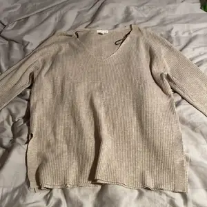 En tjockare tröja från H&M basic. Färgen är beige och har aldrig använt, eftersom den är för stor (fick den av min äldre kusin). 