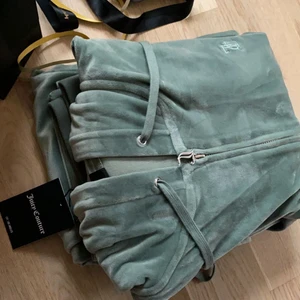 Juicy Couture kofta (BYTA UT) *säljs* - Grön juicy couture kofta ”Chinois Green” (Limited edition) alltså slutsåld överallt, använt fåtal gånger, felfria, vill gärna byta ut mot en blå i färgen (Regatta) en bland dom nya färgerna då den är slutsåld överallt.😊