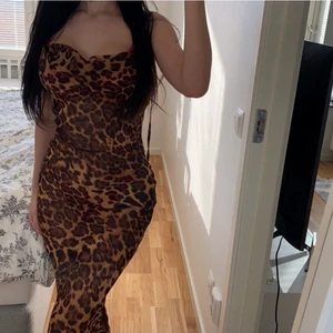 Leopard klänning  - Perfekt till stranden, mami klänning öppen rygg  Lite genomskinlig 