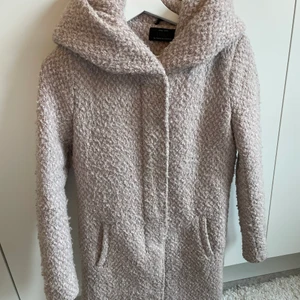 Kappa med luva i XS - Säljer min gammalrosa kappa från ONLY i storlek XS som har en stor mysig luva.