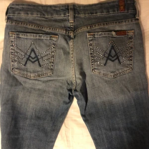 Snygga jeans! - Skit snygga jeans som tyvärr sitter lite för tajt på mig och är lita långa nertill! 