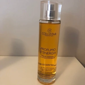 Dam parfym Collistar - Doft noter: toppnoter av italiensk citrusfrukt: vibrerande doftnoter av bergamot från Calibria upphöjt av fräsch apelsin, mandarin och Petitgrain. I hjärtat blommig jasmin och freesia som avslutas med en mjuk och sensuell bas av cederträ och mysk. 100ml