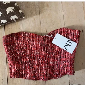 Röd korsett topp och struktur byxa zara - Finaste settet!!! Säljer både toppen och byxorna med prislappen kvar. Helt slutsålda. 200 för toppen och 350 för byxorna😛 S i toppen och M i byxorna! TOPPEN ÄR SÅLD! 