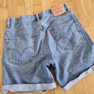 Levis jeansshorts  - Jeanshorts med relaxed fit, uppvikta så det går att klippa den längden man vill ha.