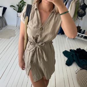 Biege klänning zara - Jättefin klanning från zara med knappar och band i midjan