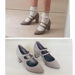 Klackskor - Så snygga klackskor i mocka, nyskick kostade 1200 nya. Stl 35.5 💖125 kr💖 frakt 66 kr spårbart. 3 för 2 på min sida