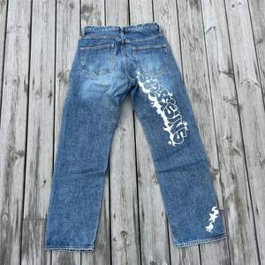 Japanese pair of jeans with sick spellout on the back.  Size Large  Great pair of pants with a sick graphic on the back and a nice double knee type patch pn the front. Nice wash and good fit.  Price: 500kr/€50