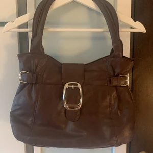 Handväska - Snygg röd handväska i fakeskin 