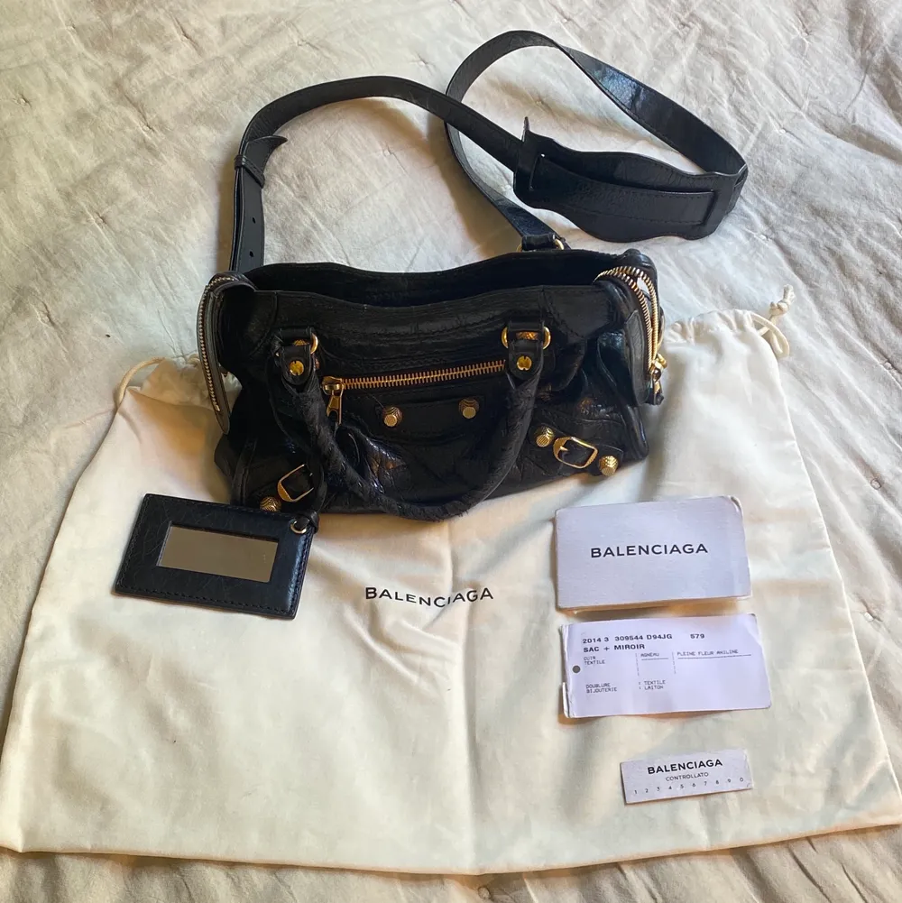 Äkta svart balenciaga city bag. Köpte på blocket, har alla lappar, påsar och spegeln kvar. Köptes på Nathalie Schuterman för 21 000kr. Allt är väldigt bra skick, andar ca 10 gånger. Möts upp i Sthlm.Fraktar inte!!! Säljer för 11 500.Utsåld väska överallt.. Väskor.