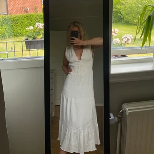 Linneklänning  - Superfin långklänning i linnematerial. Säljer då den inte är i rätt storlek, köpt förra sommaren.  Är fortfarande i väldigt bra skick! 