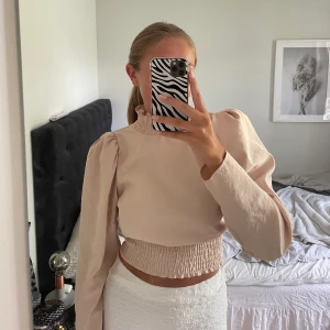 Blus  - Rosa/Beige blus från Gina Tricot i storlek 36💘