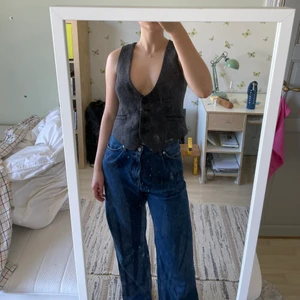 Väst - Fint skick, står ej storlek men passar bra på mig som brukar ha M. Frakt tillkommer🦋