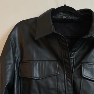 Svart skinnskjorta zara - Svart skinnskjorta från zara. Endast använd en gång. Storlek L. Frakt tillkommer 